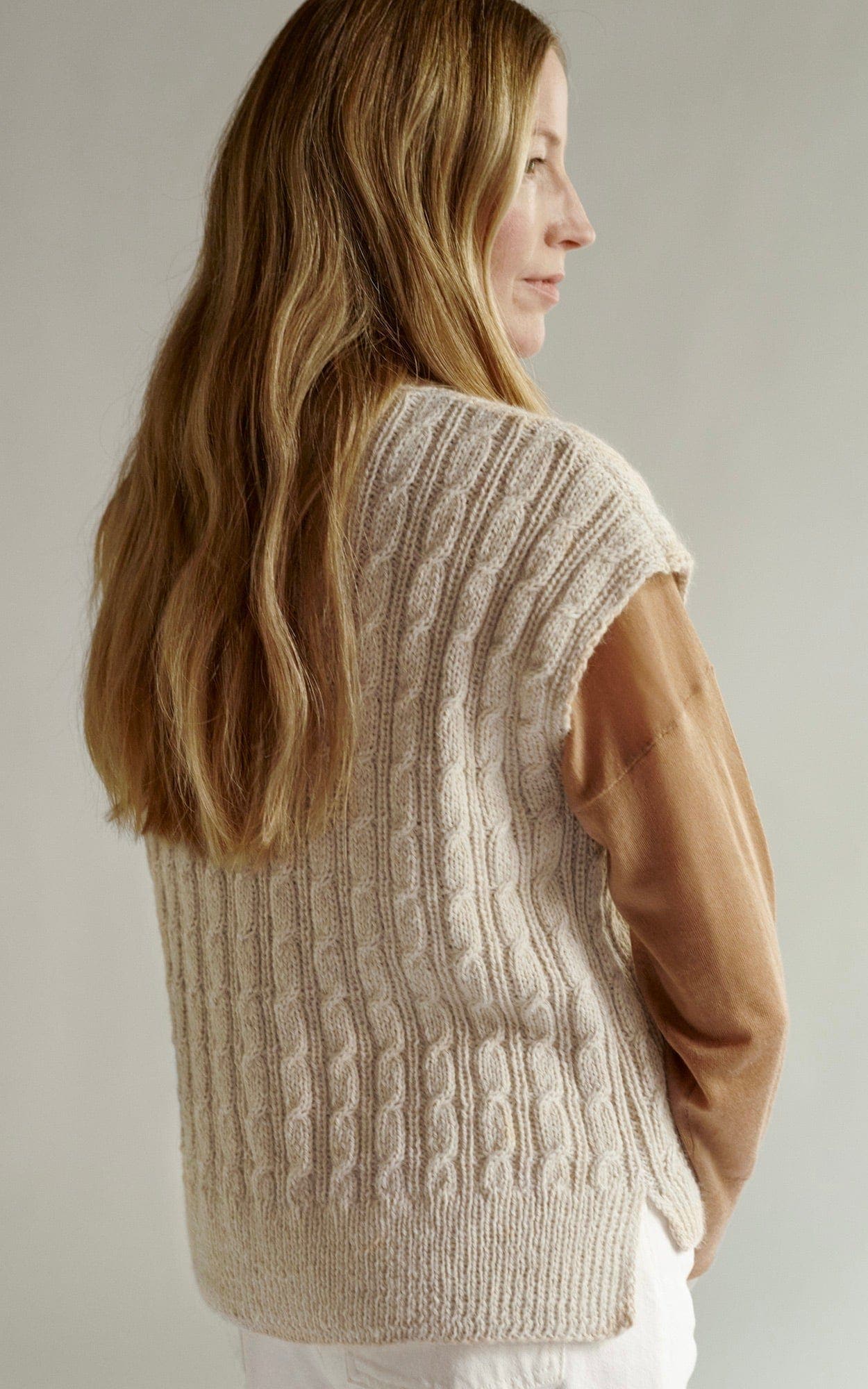 Pullunder im Zopf-Rippen-Muster - NATURAL ALPACA CLASSICO - Strickset von LANA GROSSA jetzt online kaufen bei OONIQUE