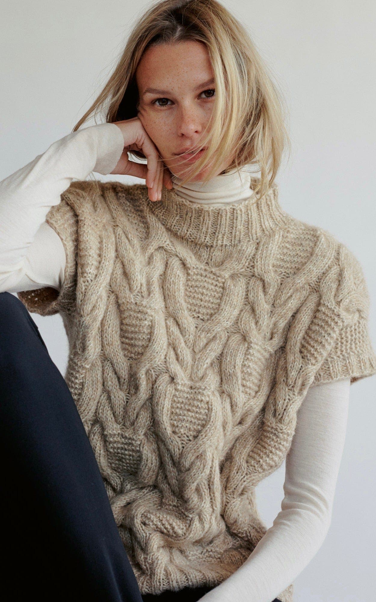 Pullunder mit Zopfmuster - NATURAL ALPACA PELO - Strickset von LANA GROSSA jetzt online kaufen bei OONIQUE