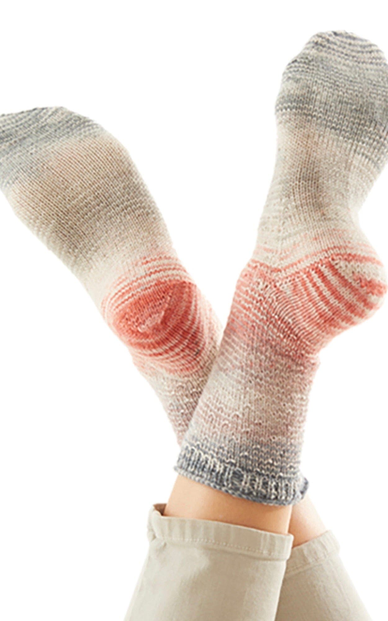 Socken mit Rippenmuster - MEILENWEIT 50 MERINO HAND-DYED - Strickset von LANA GROSSA jetzt online kaufen bei OONIQUE