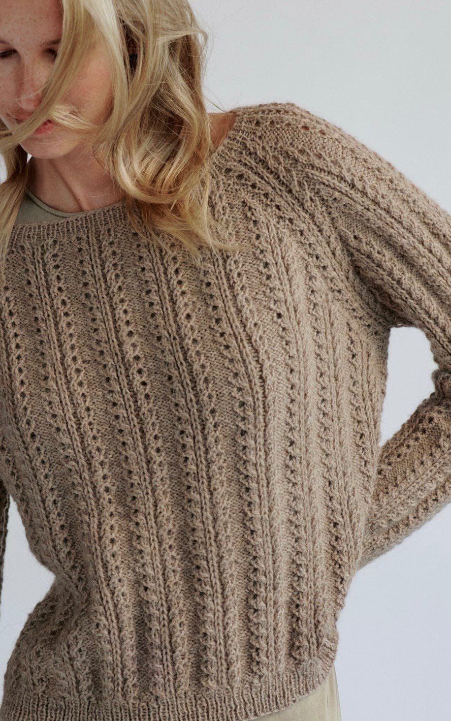 Top Down Pullover mit Ajourmuster - NATURAL ALPACA CLASSICO - Strickset von LANA GROSSA jetzt online kaufen bei OONIQUE