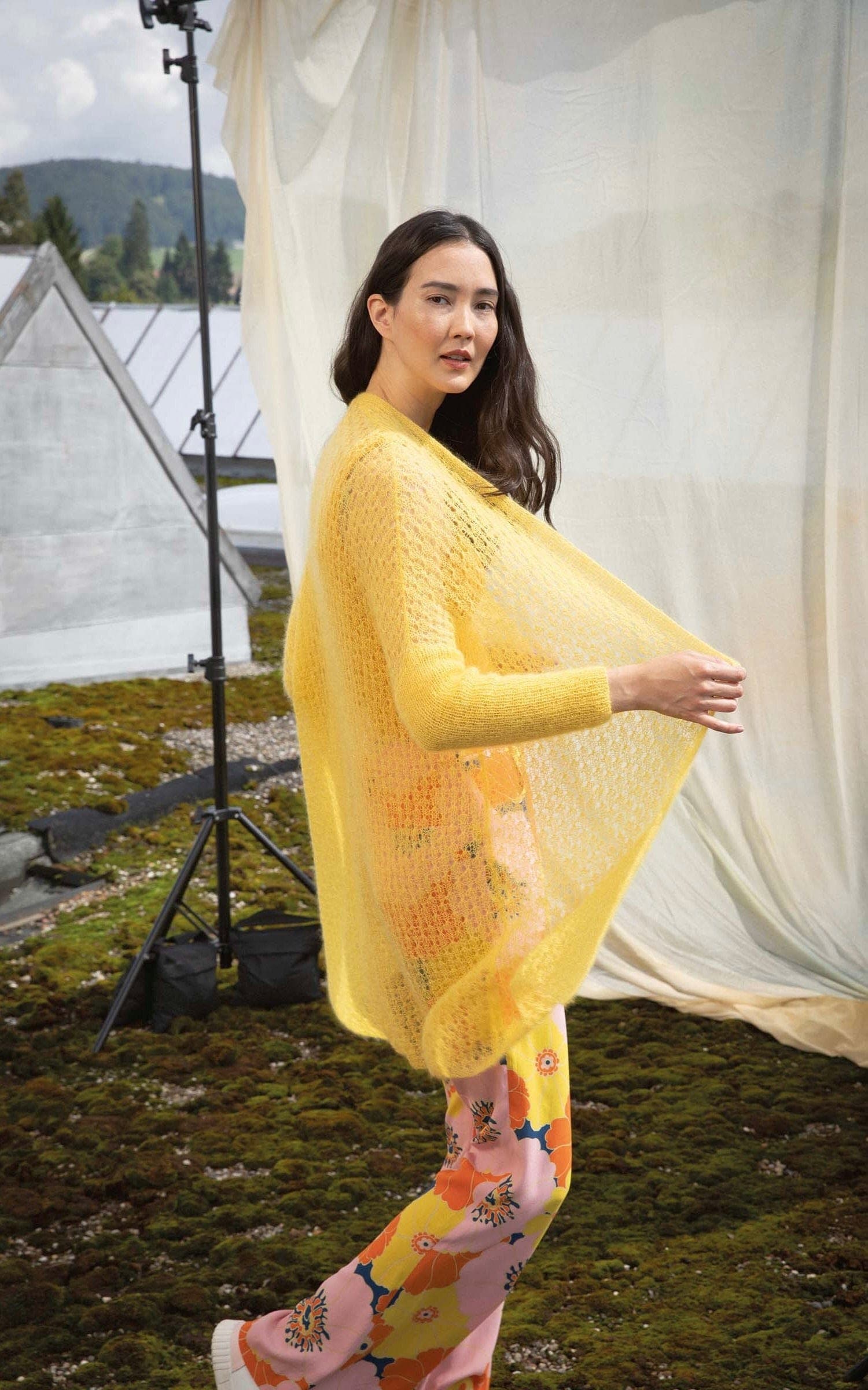 Langer Cardigan mit Ajourmuster - LACE - Strickset von LANG YARNS jetzt online kaufen bei OONIQUE