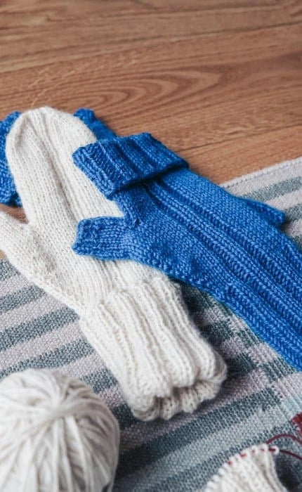 Nataschas Everyday Mittens - DOUBLE SUNDAY - Strickset von CAROLIN BALMES jetzt online kaufen bei OONIQUE