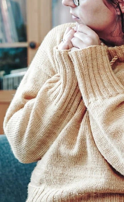 Nataschas Weekend Sweater - PEER GYNT - Strickset von CAROLIN BALMES jetzt online kaufen bei OONIQUE