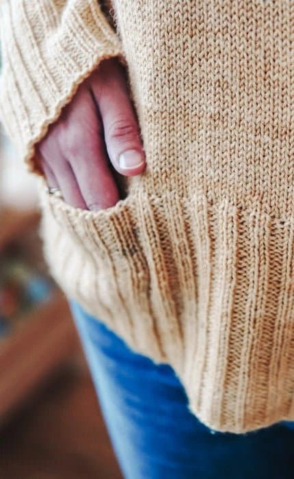 Nataschas Weekend Sweater - PEER GYNT - Strickset von CAROLIN BALMES jetzt online kaufen bei OONIQUE