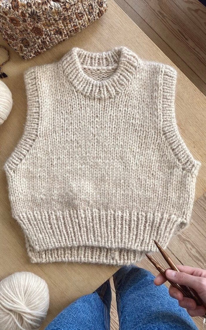 Einfacher Pullunder - Holiday Slipover - KOS & TYNN SILK MOHAIR - Strickset von PETITE KNIT jetzt online kaufen bei OONIQUE