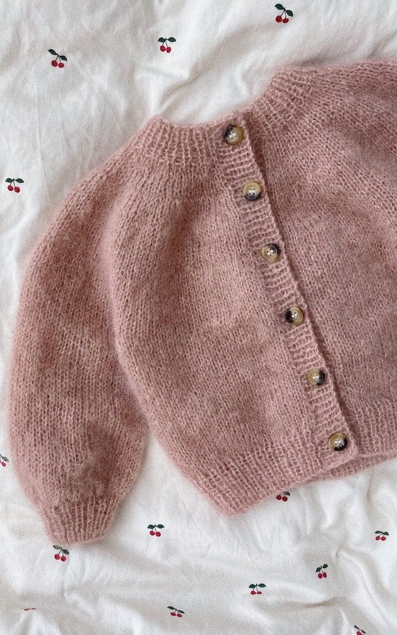 Novice Cardigan Mini Mohair Edition - TYNN SILK MOHAIR - Strickset von PETITE KNIT jetzt online kaufen bei OONIQUE