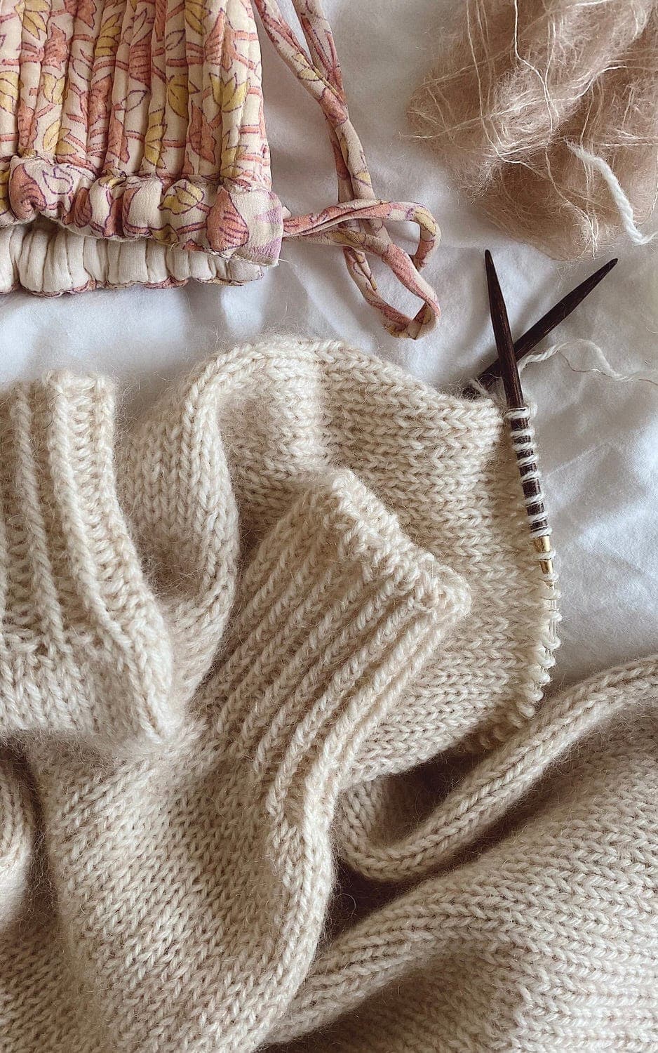 Novice Pullover - KOS - Strickset von PETITE KNIT jetzt online kaufen bei OONIQUE