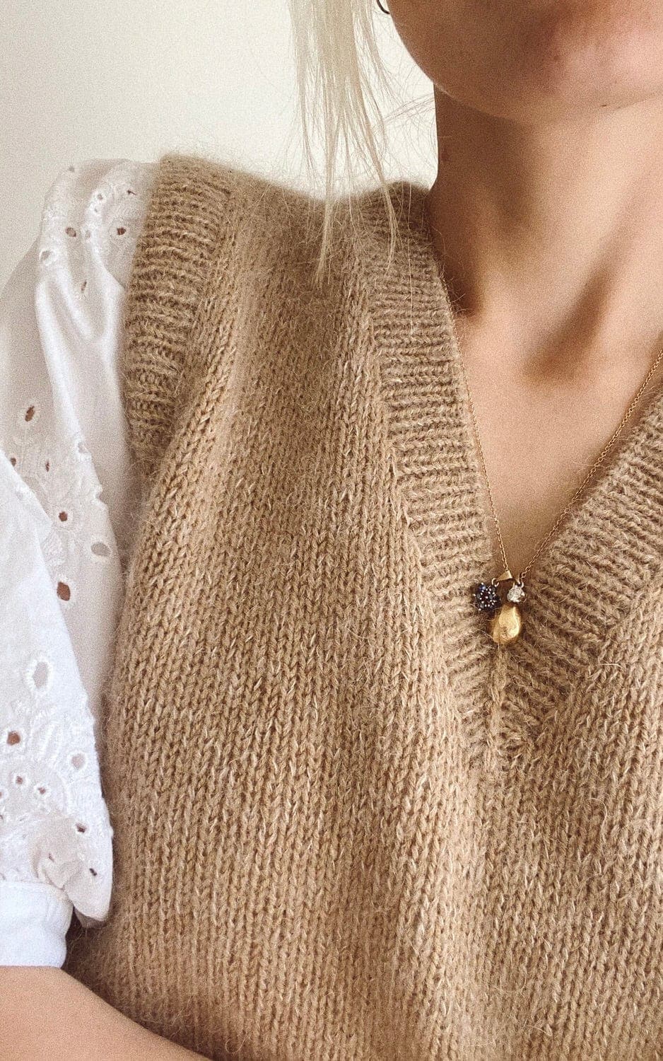 Stockholm Pullunder V-Ausschnitt - SUNDAY & TYNN SILK MOHAIR - Strickset von PETITE KNIT jetzt online kaufen bei OONIQUE