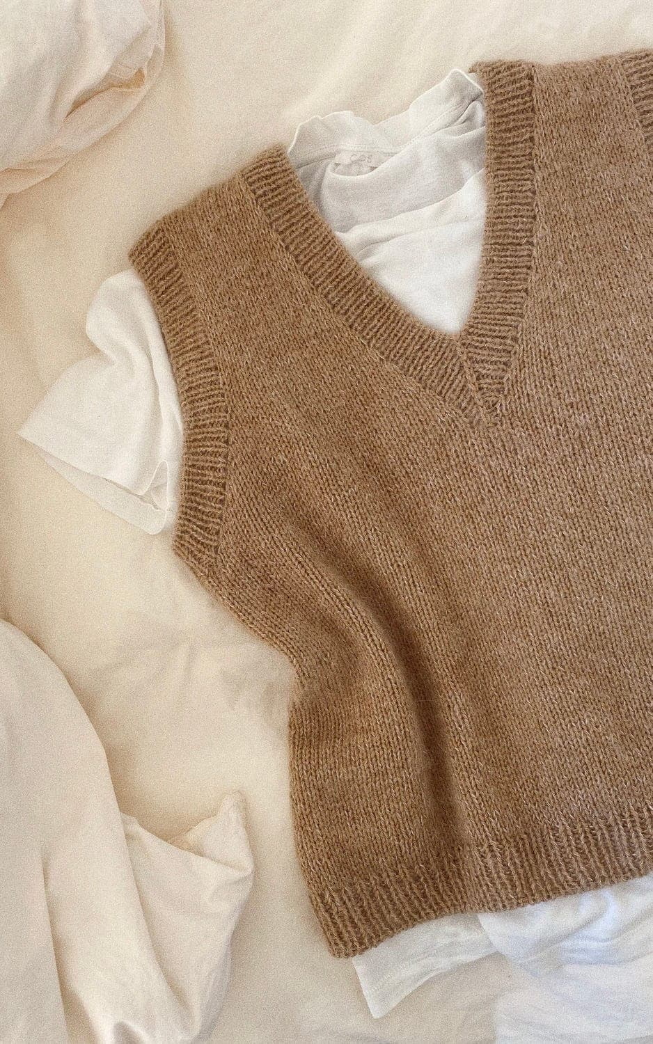 Stockholm Pullunder V-Ausschnitt - SUNDAY & TYNN SILK MOHAIR - Strickset von PETITE KNIT jetzt online kaufen bei OONIQUE