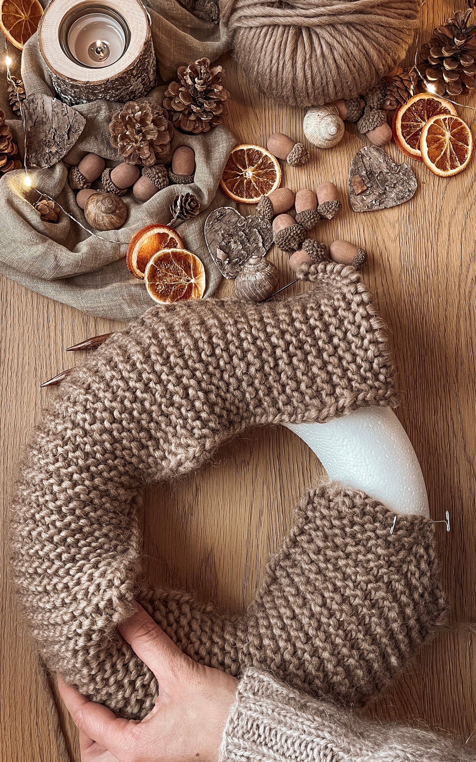 Umstrickter Adventskranz - PER LEI - Strickset von UNIKATHI ÖSTERREICH jetzt online kaufen bei OONIQUE
