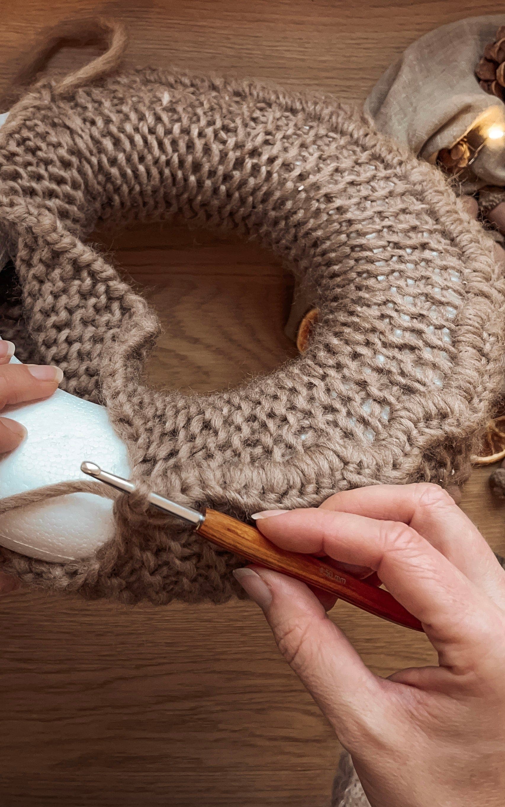 Umstrickter Adventskranz - PER LEI - Strickset von UNIKATHI ÖSTERREICH jetzt online kaufen bei OONIQUE