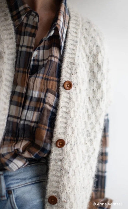 Leander Cardi Vest (Länge 2) - TYNN PEER GYNT - BØRSTET ALPAKKA - Strickpaket