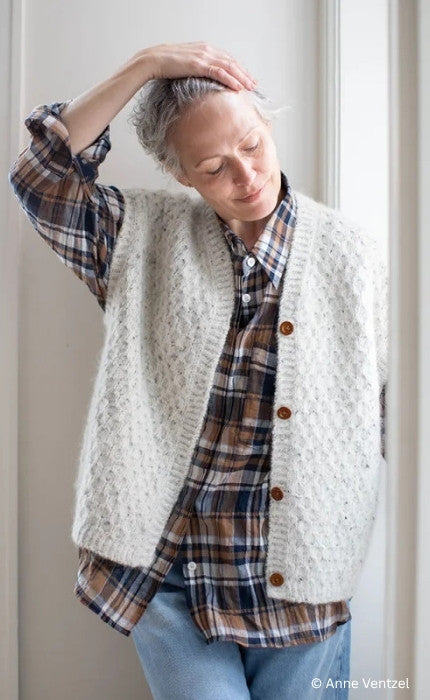 Leander Cardi Vest (Länge 2) - TYNN PEER GYNT - BØRSTET ALPAKKA - Strickpaket