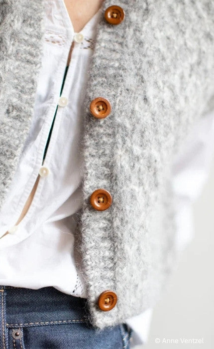 Leander Cardi Vest (Länge 2) - TYNN PEER GYNT - BØRSTET ALPAKKA - Strickpaket