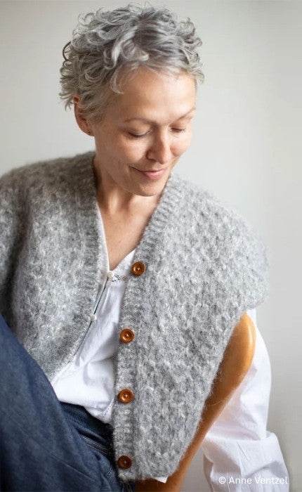Leander Cardi Vest (Länge 2) - TYNN PEER GYNT - BØRSTET ALPAKKA - Strickpaket