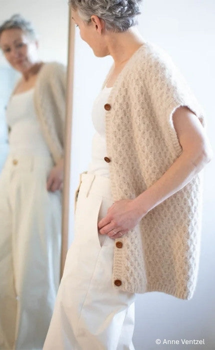 Leander Cardi Vest (Länge 2) - TYNN PEER GYNT - BØRSTET ALPAKKA - Strickpaket