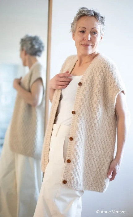Leander Cardi Vest (Länge 2) - TYNN PEER GYNT - BØRSTET ALPAKKA - Strickpaket