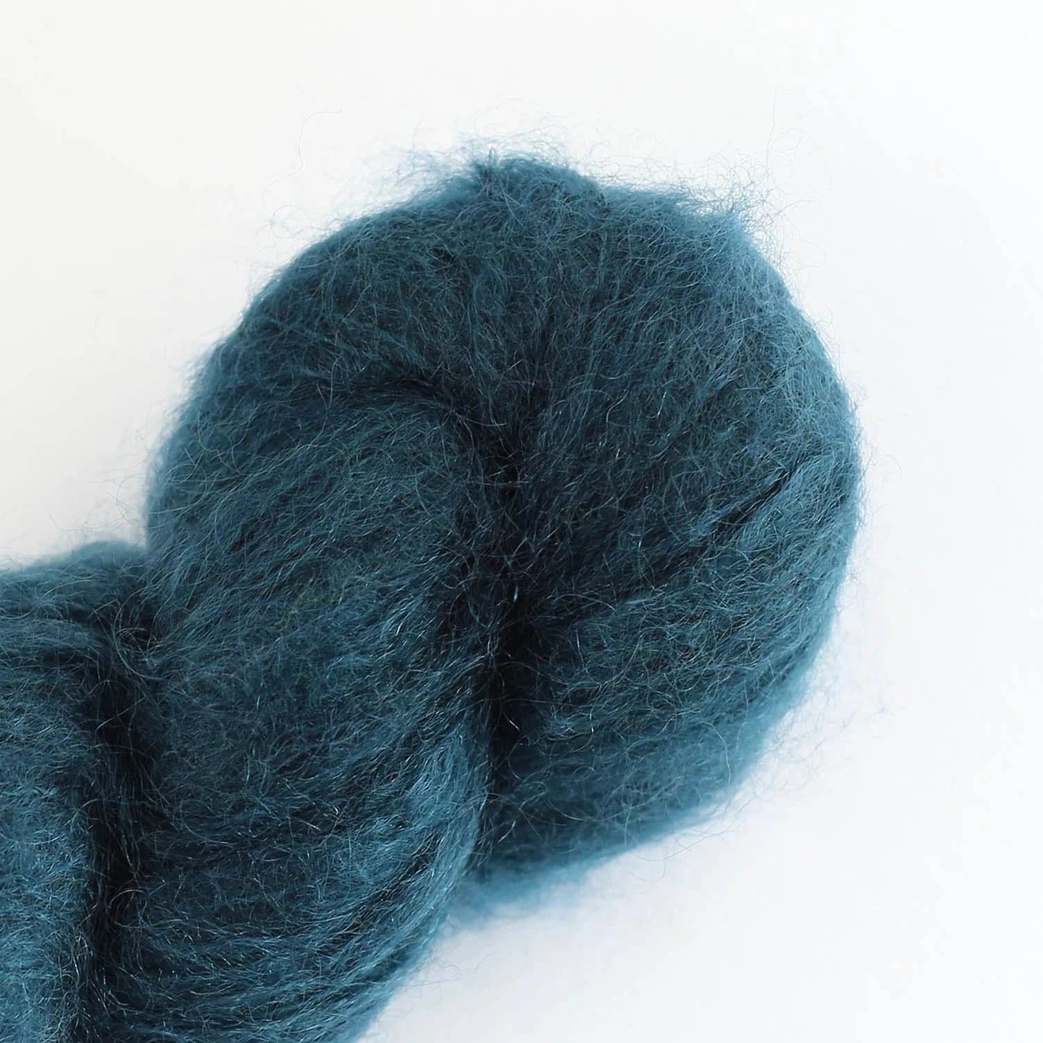 Fluffy Mohair solids handgefärbt von COWGIRL BLUES jetzt online kaufen bei OONIQUE