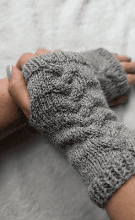 Handstulpen Cozy Braids - EDELWEISS ALPAKA 6 - FACH - Strickpaket von KNITTING_LARI jetzt online kaufen bei OONIQUE