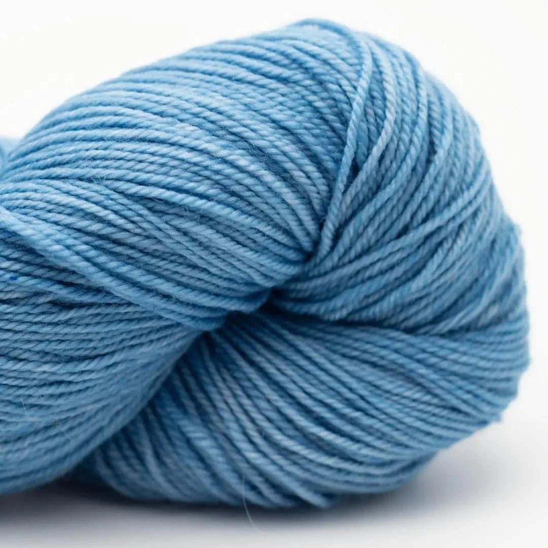 Proper Sock Solids 100g handgefärbt von COWGIRL BLUES jetzt online kaufen bei OONIQUE