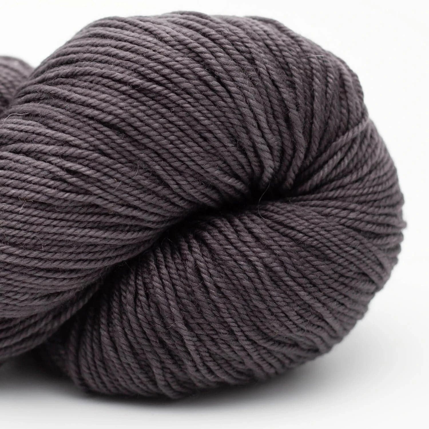 Proper Sock Solids 100g handgefärbt von COWGIRL BLUES jetzt online kaufen bei OONIQUE