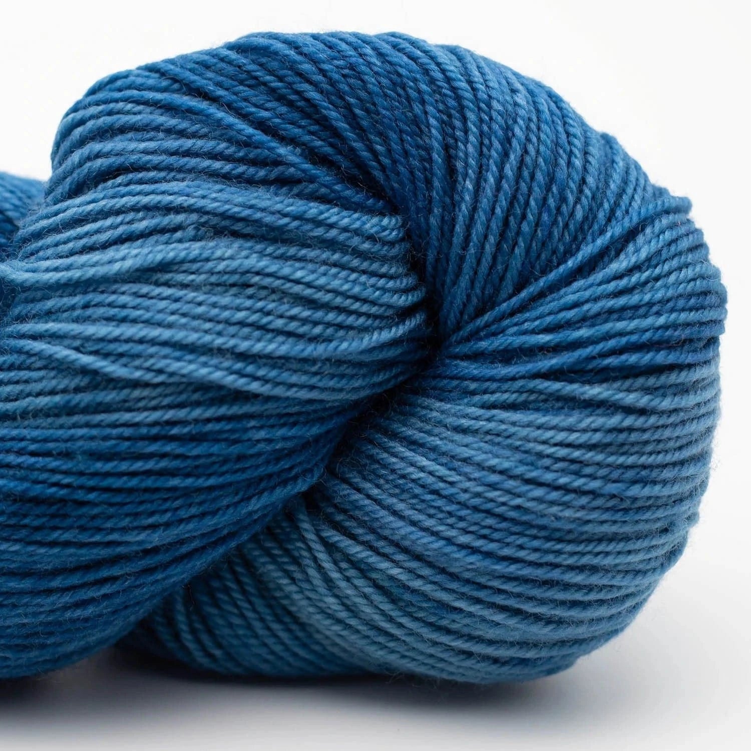 Proper Sock Solids 100g handgefärbt von COWGIRL BLUES jetzt online kaufen bei OONIQUE