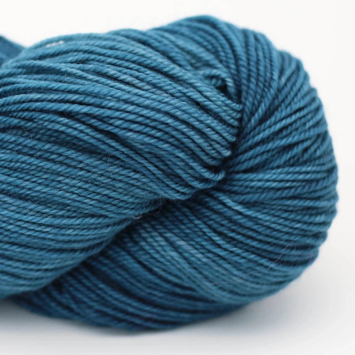 Proper Sock Solids 100g handgefärbt von COWGIRL BLUES jetzt online kaufen bei OONIQUE