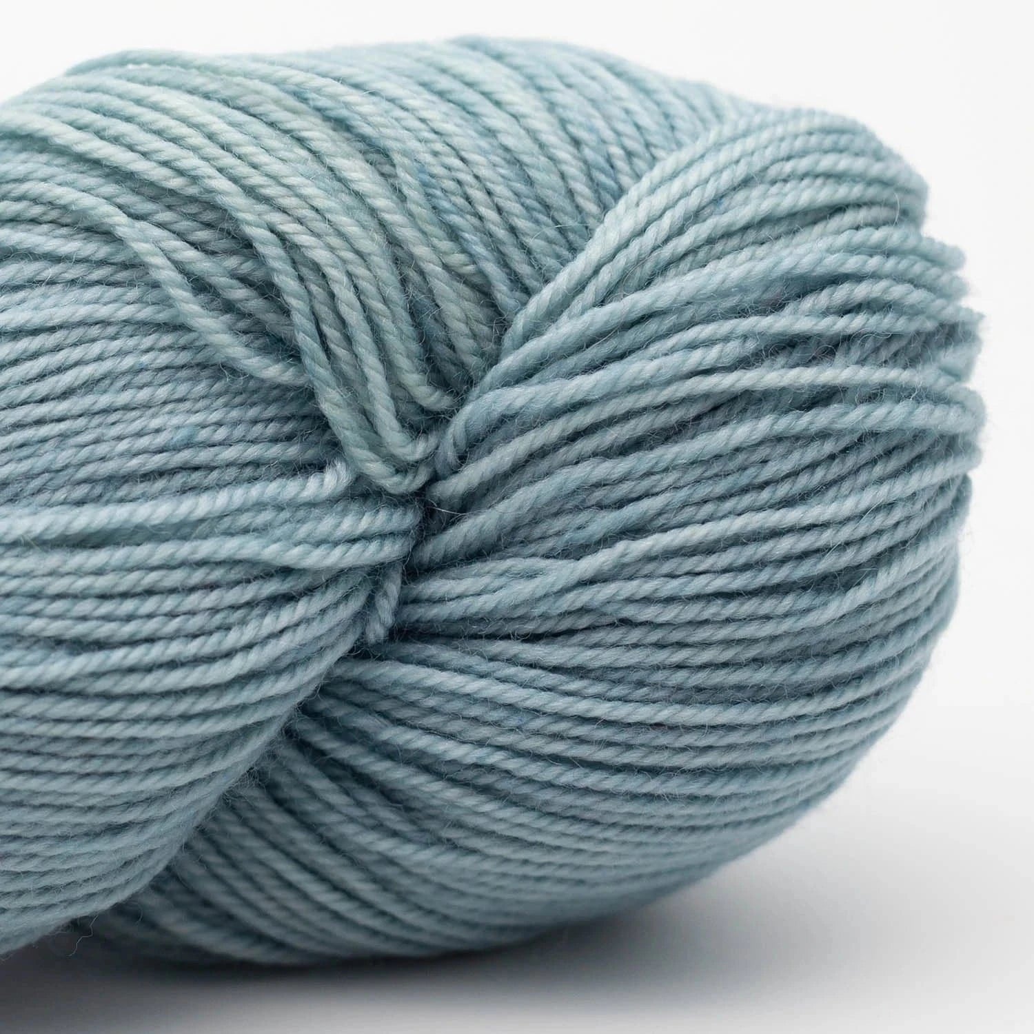 Proper Sock Solids 100g handgefärbt von COWGIRL BLUES jetzt online kaufen bei OONIQUE