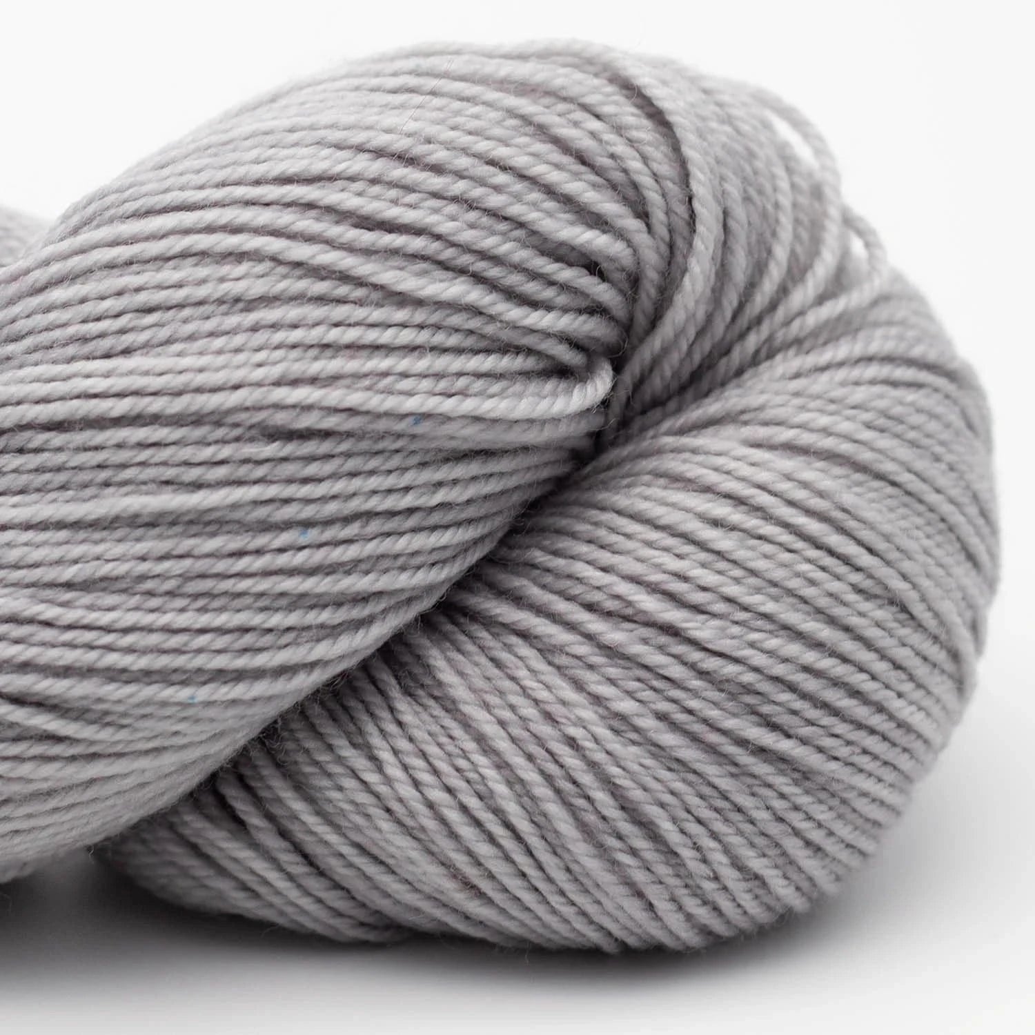 Proper Sock Solids 100g handgefärbt von COWGIRL BLUES jetzt online kaufen bei OONIQUE