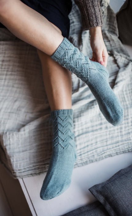Feder Socken - MEILENWEIT 100 SETA - Strickset von STROFF jetzt online kaufen bei OONIQUE