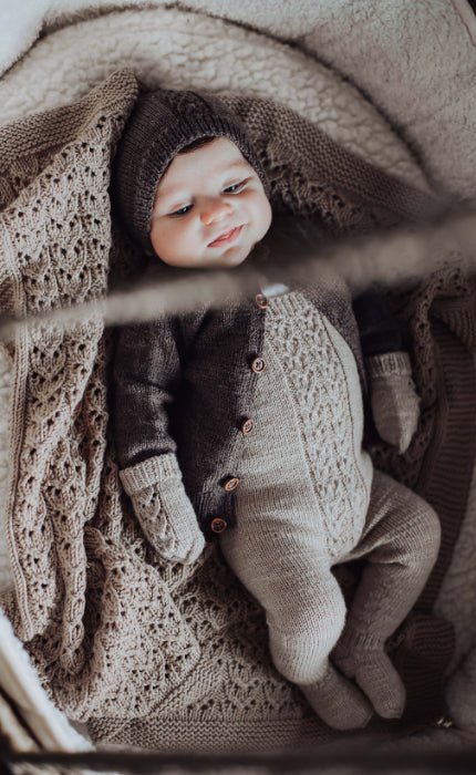 Hallo Welt Babyjacke - COOL WOOL BABY - Strickset von STROFF jetzt online kaufen bei OONIQUE