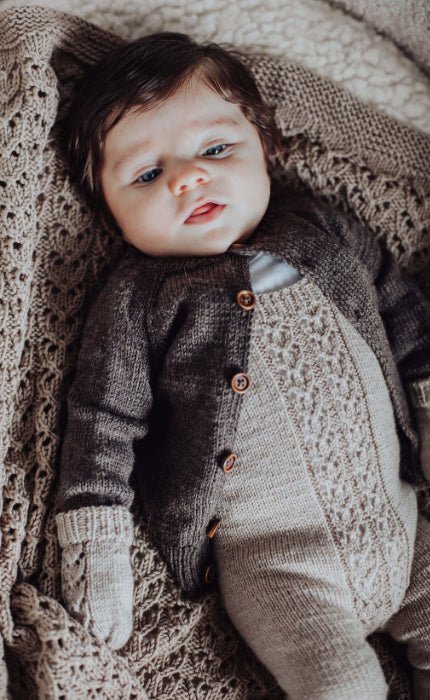 Hallo Welt Babyjacke - COOL WOOL BABY - Strickset von STROFF jetzt online kaufen bei OONIQUE
