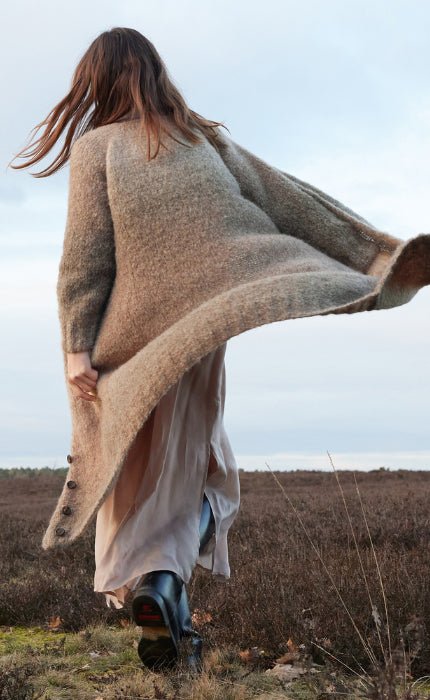Raglan Mantel mit V-Ausschnitt - AVIO - Strickset von LANA GROSSA jetzt online kaufen bei OONIQUE