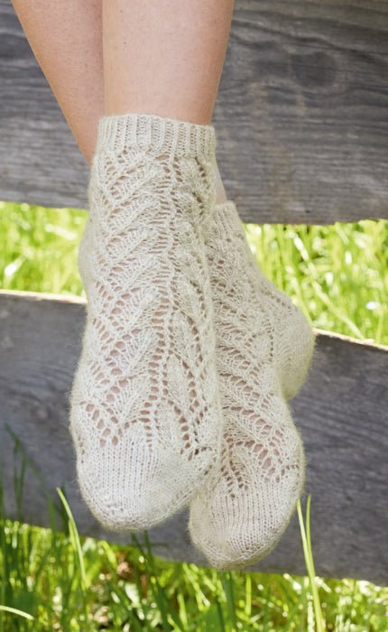 Socken mit Blattlochmuster - MEILENWEIT 50 - Strickset von LANA GROSSA jetzt online kaufen bei OONIQUE