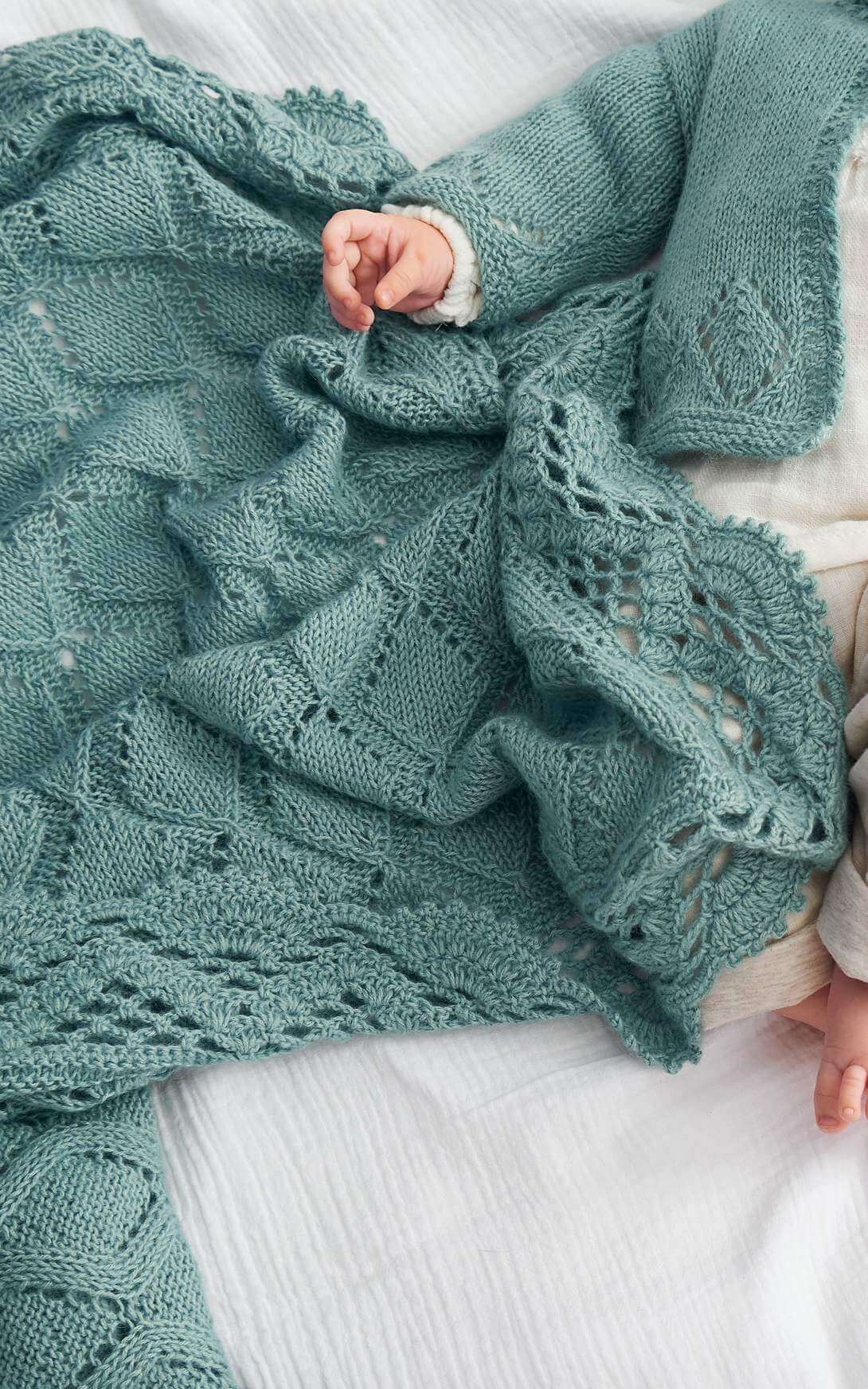 LANA GROSSA Strickset Baby Decke mit Ajourmuster und Häkelbordüre - Strickset