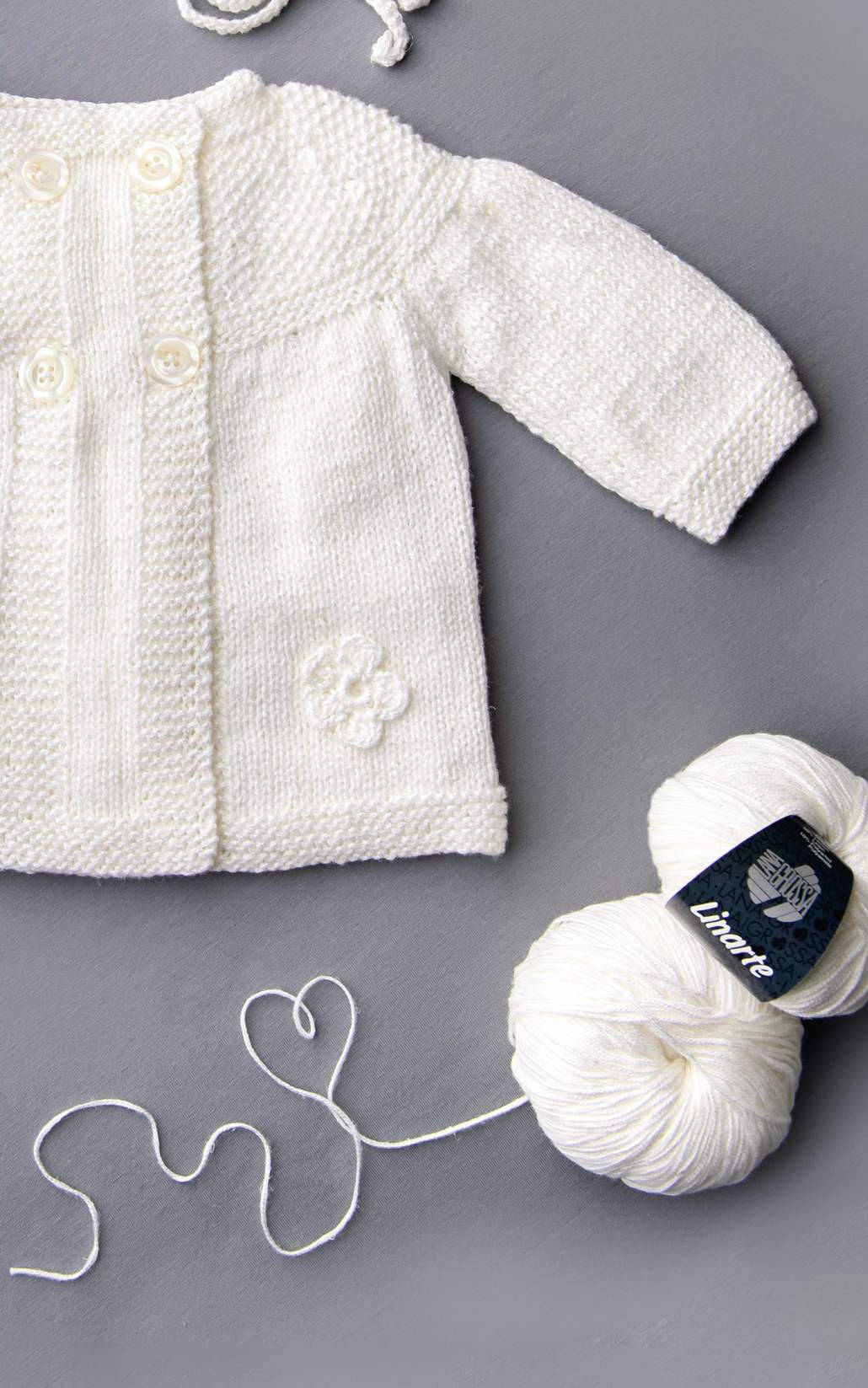 Baby Mantel mit Perlmuster und Häkelblümchen - Strickset von LANA GROSSA jetzt online kaufen bei OONIQUE