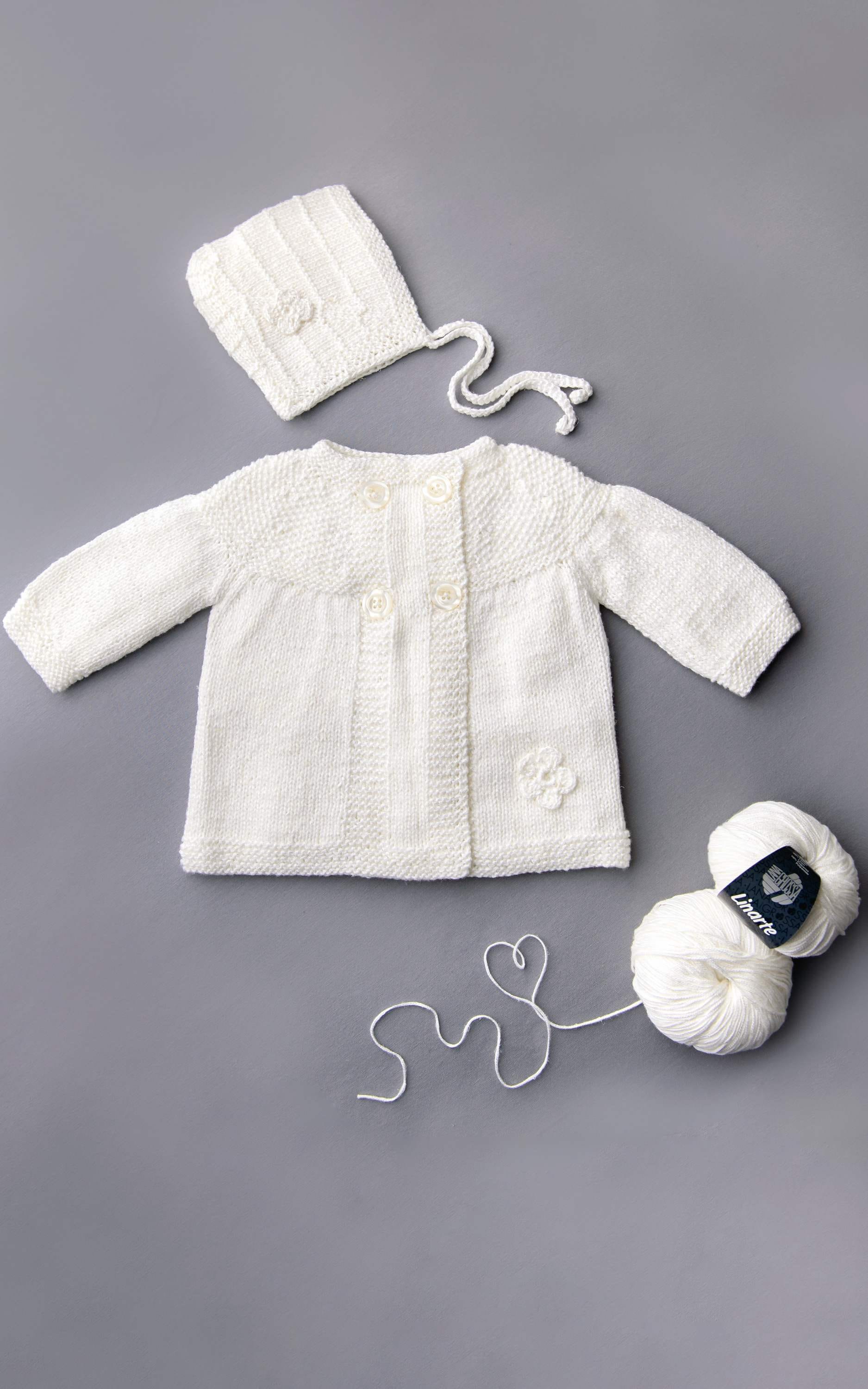 LANA GROSSA Strickset Baby Mantel mit Perlmuster und Häkelblümchen - Strickset