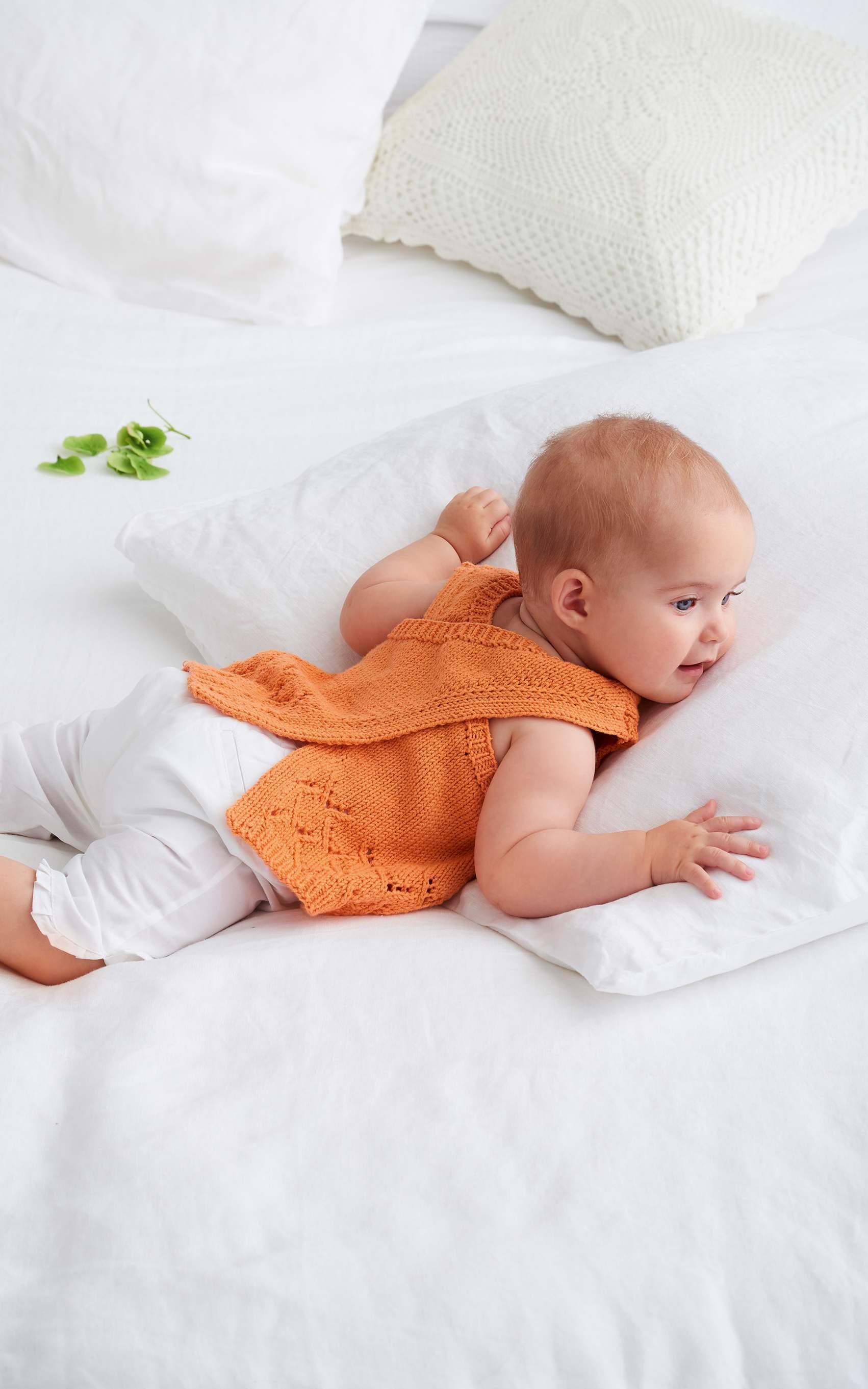 LANA GROSSA Strickset Baby Top mit verkreuztem Rückenteil - Strickset