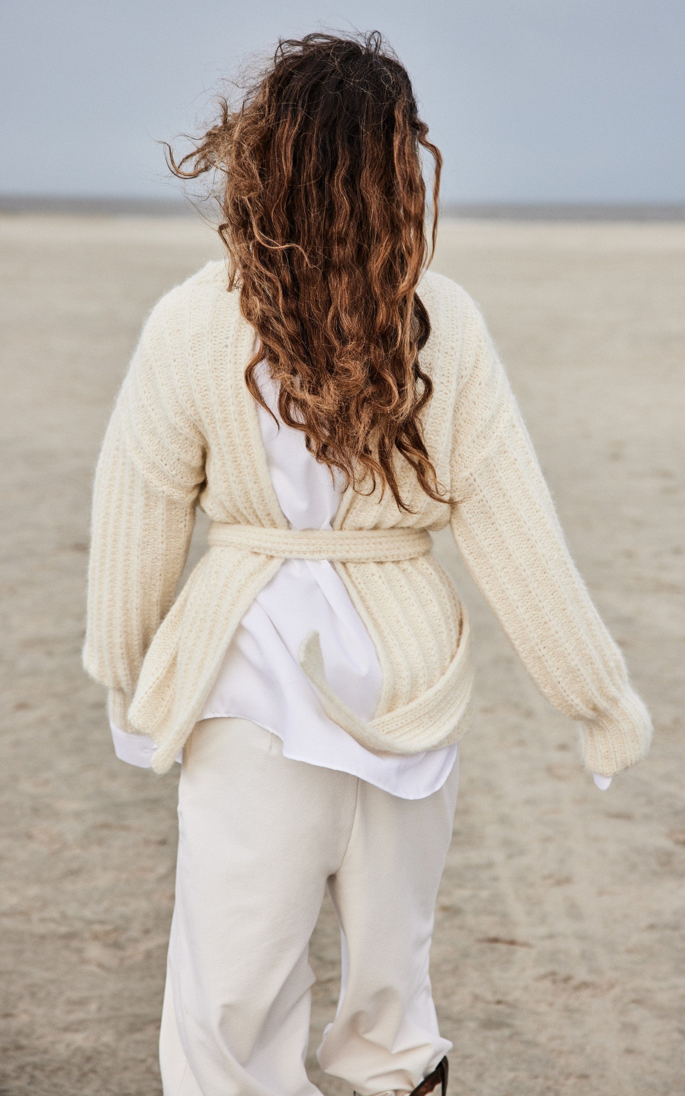 Pullover mit Rückenschlitz und Gürtel - ALPACA MODA - Strickset von LANA GROSSA jetzt online kaufen bei OONIQUE