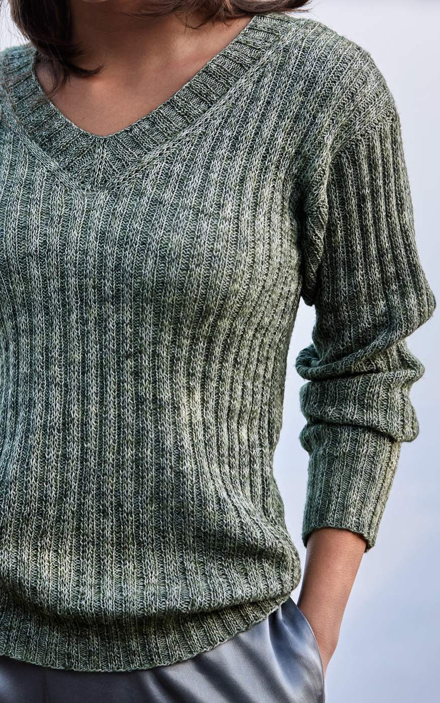 Pullover mit V-Ausschnitt und Rippenmuster - Strickset von LANA GROSSA jetzt online kaufen bei OONIQUE