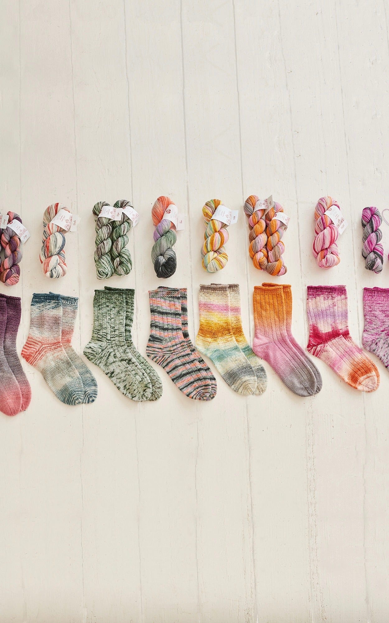 Socken mit Rippenmuster - MEILENWEIT 50 MERINO HAND-DYED - Strickset von LANA GROSSA jetzt online kaufen bei OONIQUE