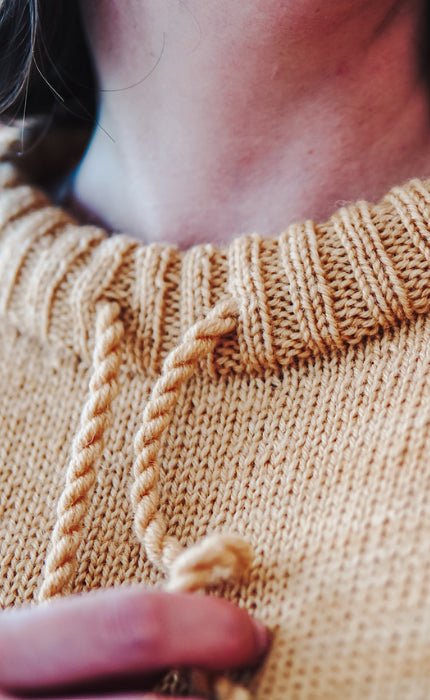 Nataschas Weekend Sweater - PEER GYNT - Strickset von CAROLIN BALMES jetzt online kaufen bei OONIQUE
