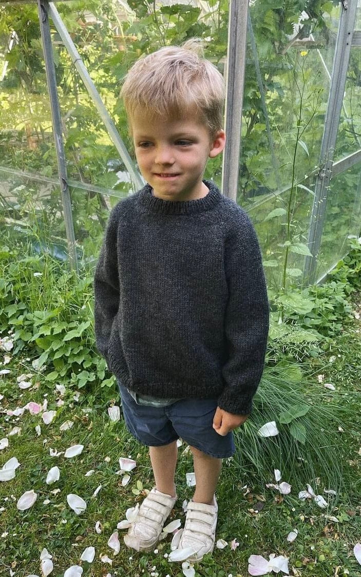 Hanstholm Sweater Junior - PEER GYNT - Strickset von PETITE KNIT jetzt online kaufen bei OONIQUE
