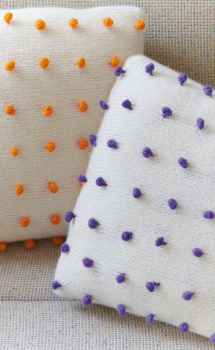 Zwei Kissenhüllen mit aufgehäkelten Noppen - BRIGITTE NO. 2 - Strickset von LANA GROSSA jetzt online kaufen bei OONIQUE
